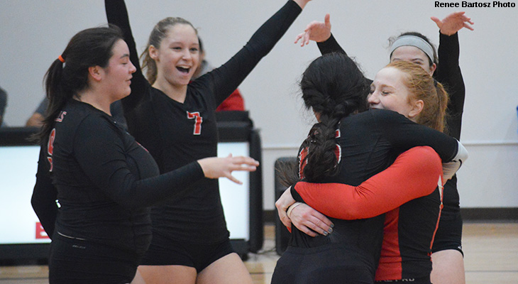 Women's Volleyball Wins NEAC Playoff Game