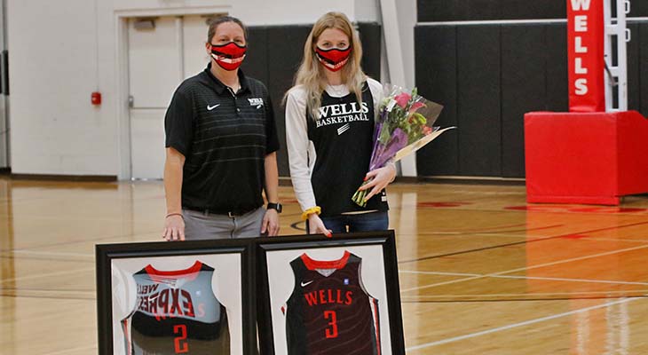 Women’s Basketball Team Honors Pair in Matinee Contest